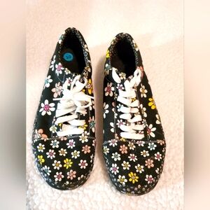 Womens Bobs For Dogs Size 10 cloth sneakers.  Flowers wi/Cat heads In the Center